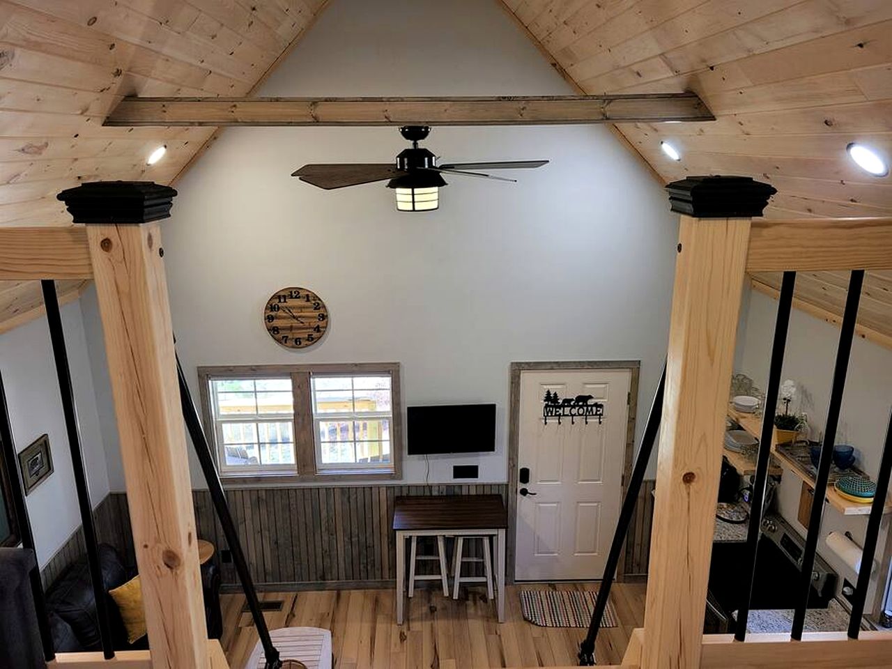 Cute Cabin Surrounded by Trees for a Relaxing Getaway in Nature, the Perfect Base for Exploring the Great Smoky Mountains in Tennessee