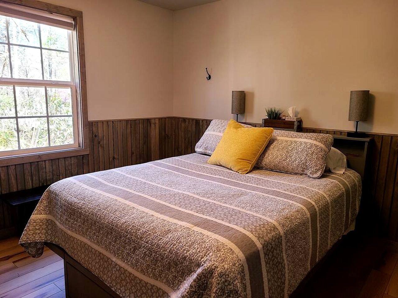 Cute Cabin Surrounded by Trees for a Relaxing Getaway in Nature, the Perfect Base for Exploring the Great Smoky Mountains in Tennessee