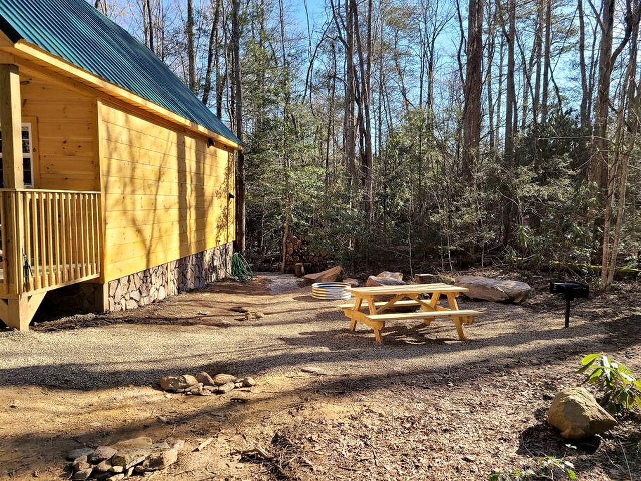 Cute Cabin Surrounded by Trees for a Relaxing Getaway in Nature, the Perfect Base for Exploring the Great Smoky Mountains in Tennessee
