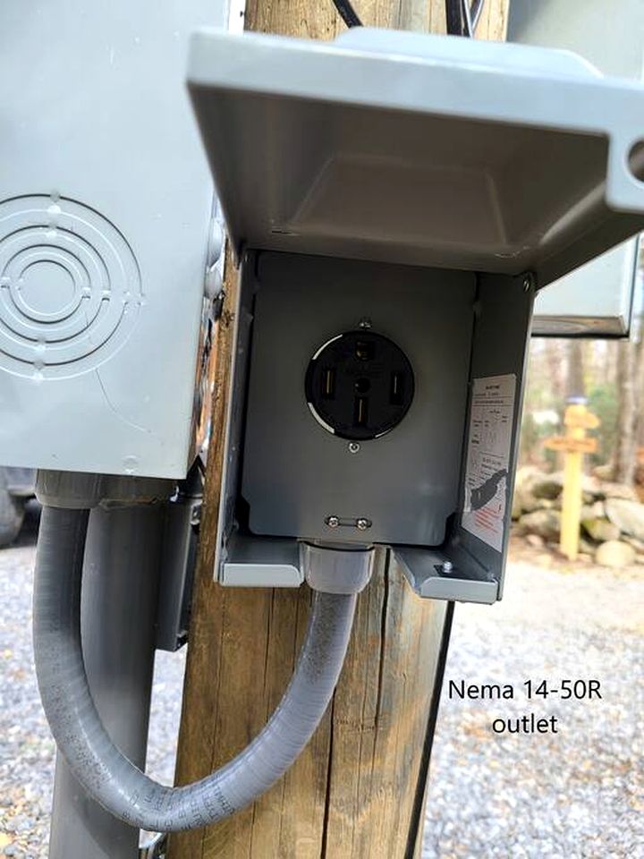 Cute Cabin Surrounded by Trees for a Relaxing Getaway in Nature, the Perfect Base for Exploring the Great Smoky Mountains in Tennessee