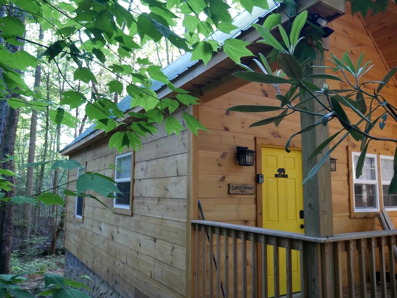 Cute Cabin Surrounded by Trees for a Relaxing Getaway in Nature, the Perfect Base for Exploring the Great Smoky Mountains in Tennessee