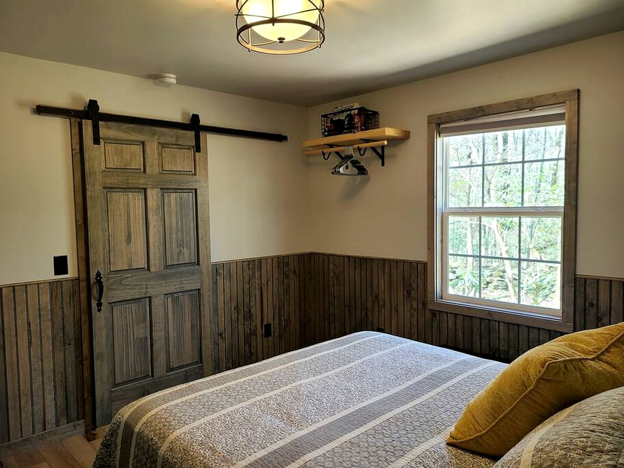 Cute Cabin Surrounded by Trees for a Relaxing Getaway in Nature, the Perfect Base for Exploring the Great Smoky Mountains in Tennessee