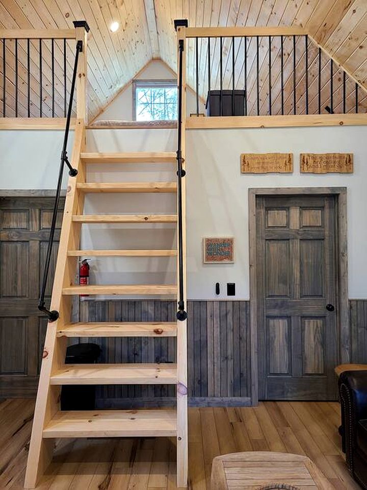 Cute Cabin Surrounded by Trees for a Relaxing Getaway in Nature, the Perfect Base for Exploring the Great Smoky Mountains in Tennessee