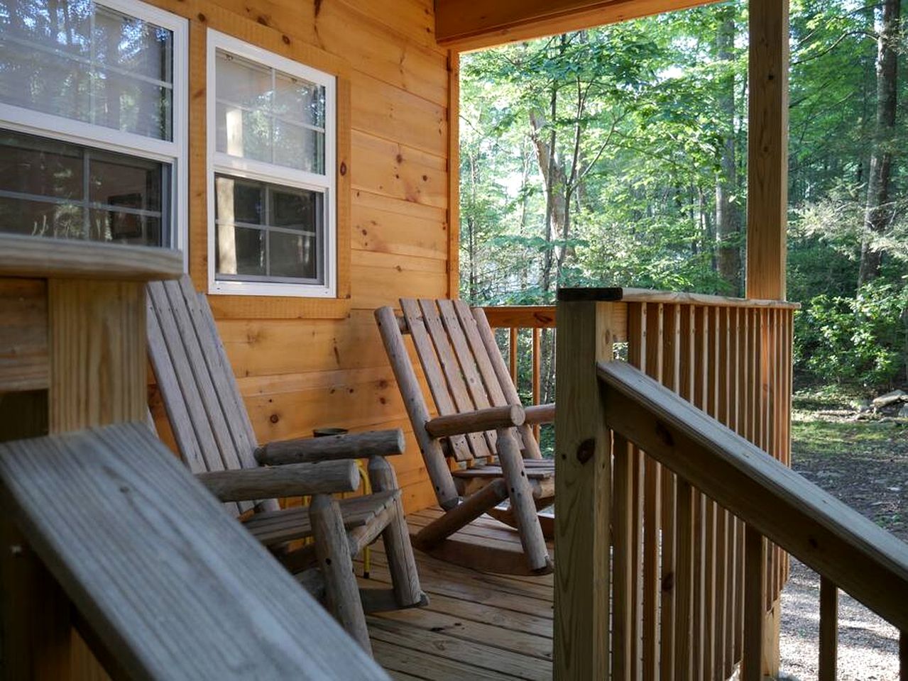 Cute Cabin Surrounded by Trees for a Relaxing Getaway in Nature, the Perfect Base for Exploring the Great Smoky Mountains in Tennessee