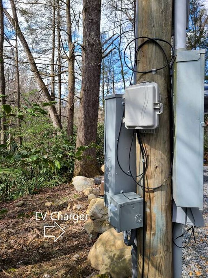 Cute Cabin Surrounded by Trees for a Relaxing Getaway in Nature, the Perfect Base for Exploring the Great Smoky Mountains in Tennessee