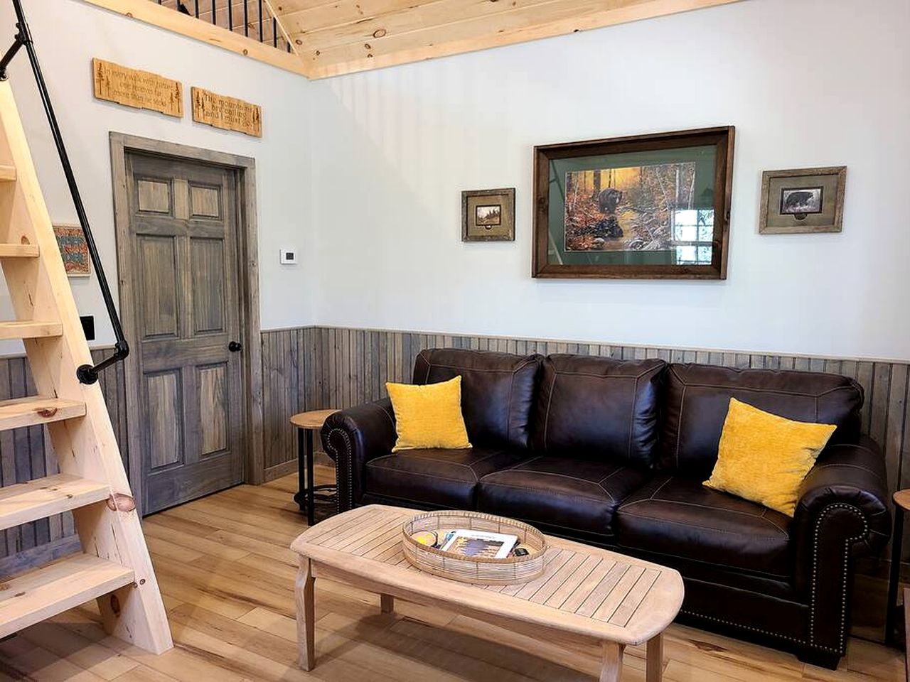 Cute Cabin Surrounded by Trees for a Relaxing Getaway in Nature, the Perfect Base for Exploring the Great Smoky Mountains in Tennessee