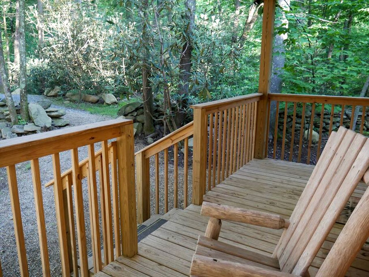 Cute Cabin Surrounded by Trees for a Relaxing Getaway in Nature, the Perfect Base for Exploring the Great Smoky Mountains in Tennessee