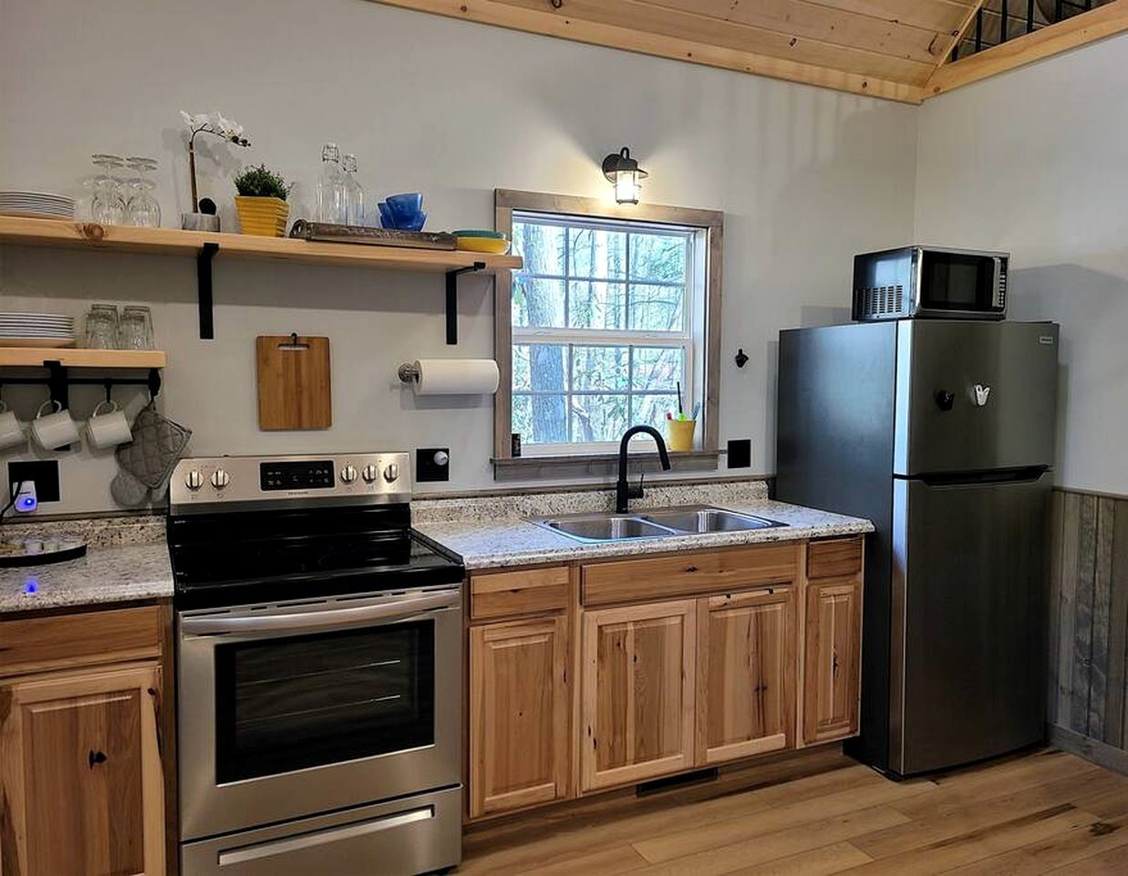 Cute Cabin Surrounded by Trees for a Relaxing Getaway in Nature, the Perfect Base for Exploring the Great Smoky Mountains in Tennessee