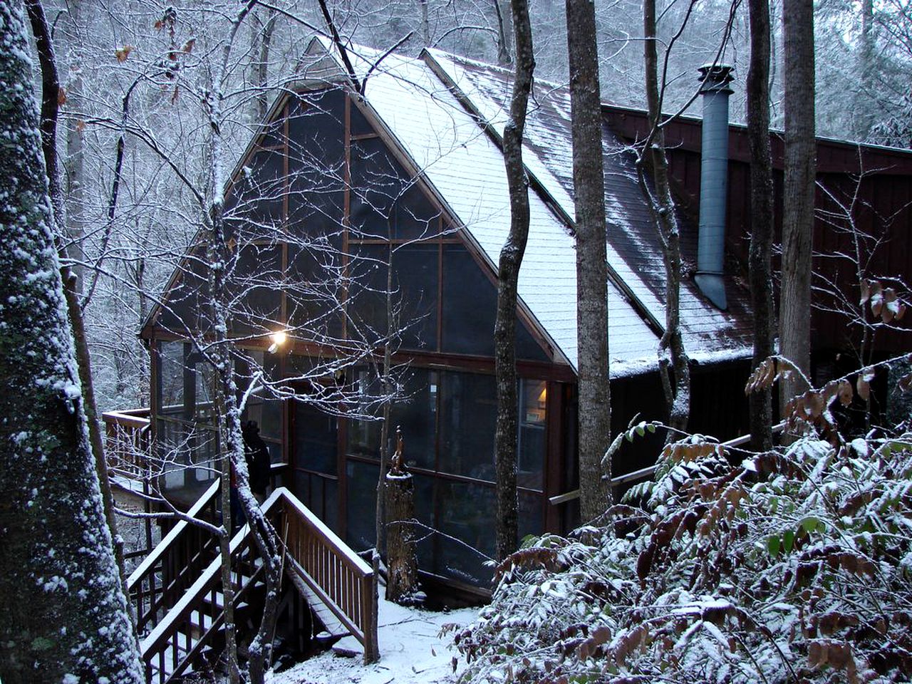 Private Secluded Cabin Nestled in the Woods in Marshall, North Carolina