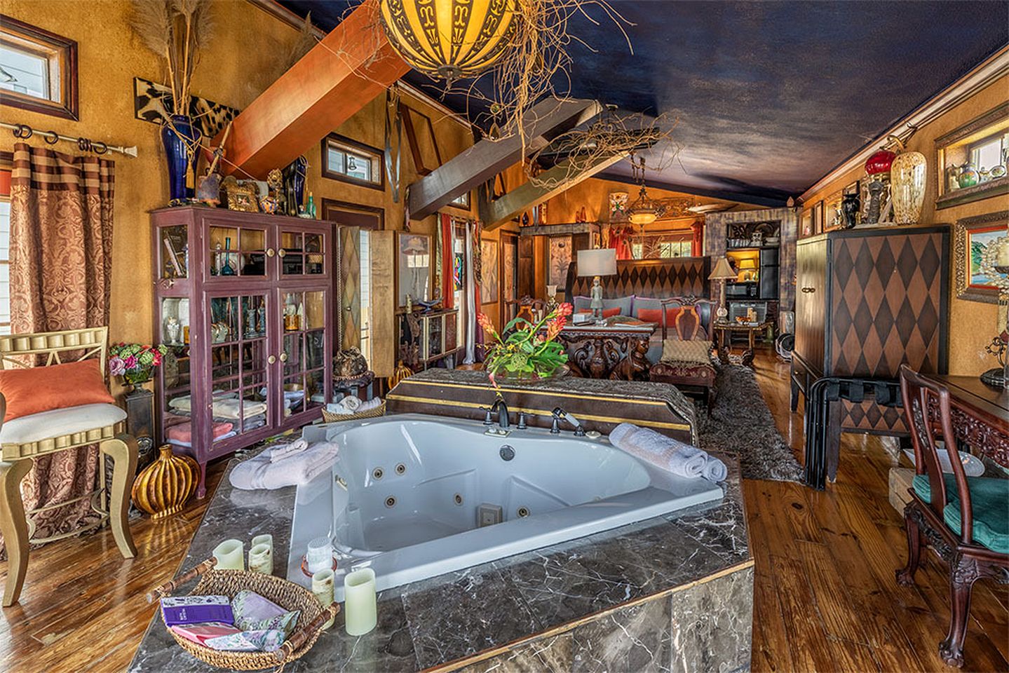 Romantic Open-Concept Couples Suite with Private Jacuzzi & Balcony Views in Bacliff, Texas
