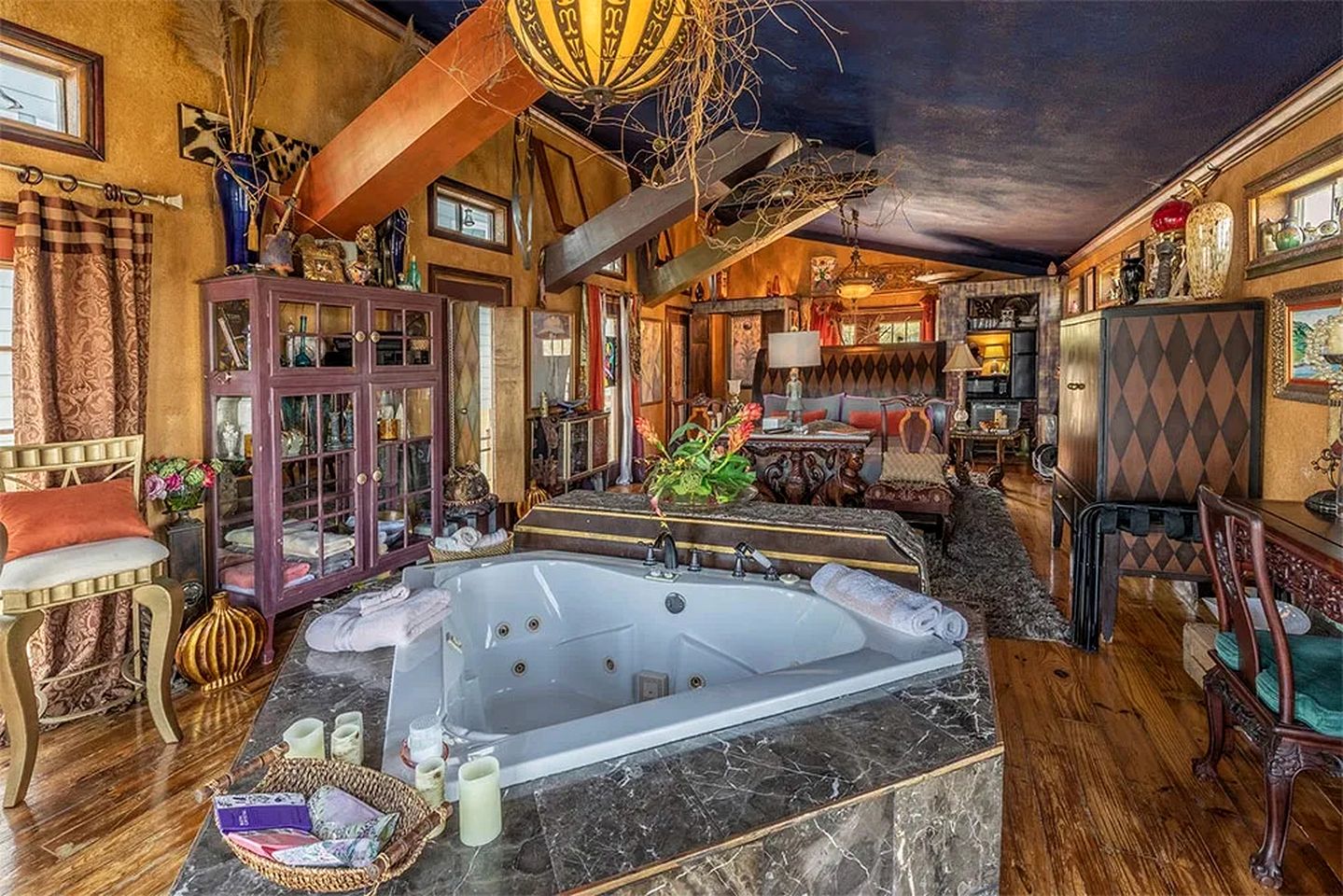 Romantic Open-Concept Couples Suite with Private Jacuzzi & Balcony Views in Bacliff, Texas