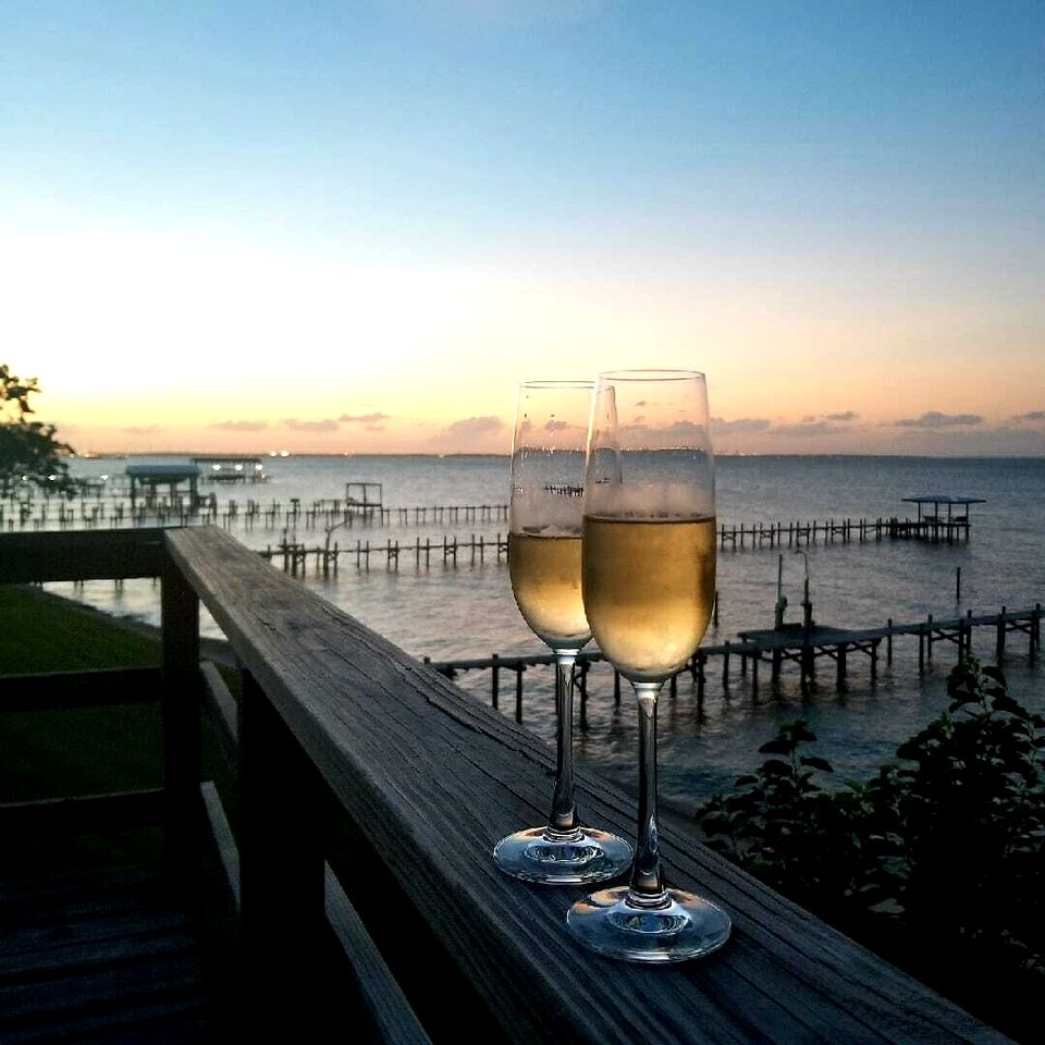 Romantic Open-Concept Couples Suite with Private Jacuzzi & Balcony Views in Bacliff, Texas
