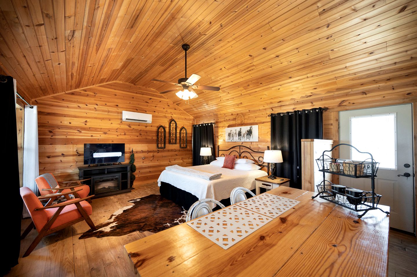 Spacious Accommodation for Two with Direct Creek Access for Fishing in Fredericksburg, Texas