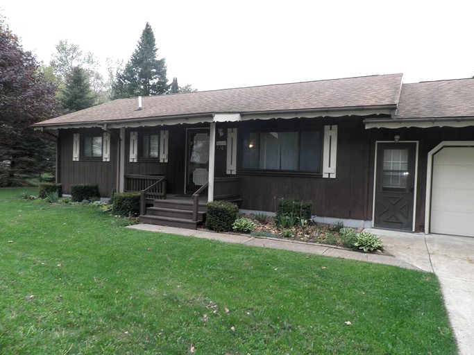 Wonderful Waterfront Family Getaway Cabin Close to Lake Mitchell & Lake Cadillac in Michigan