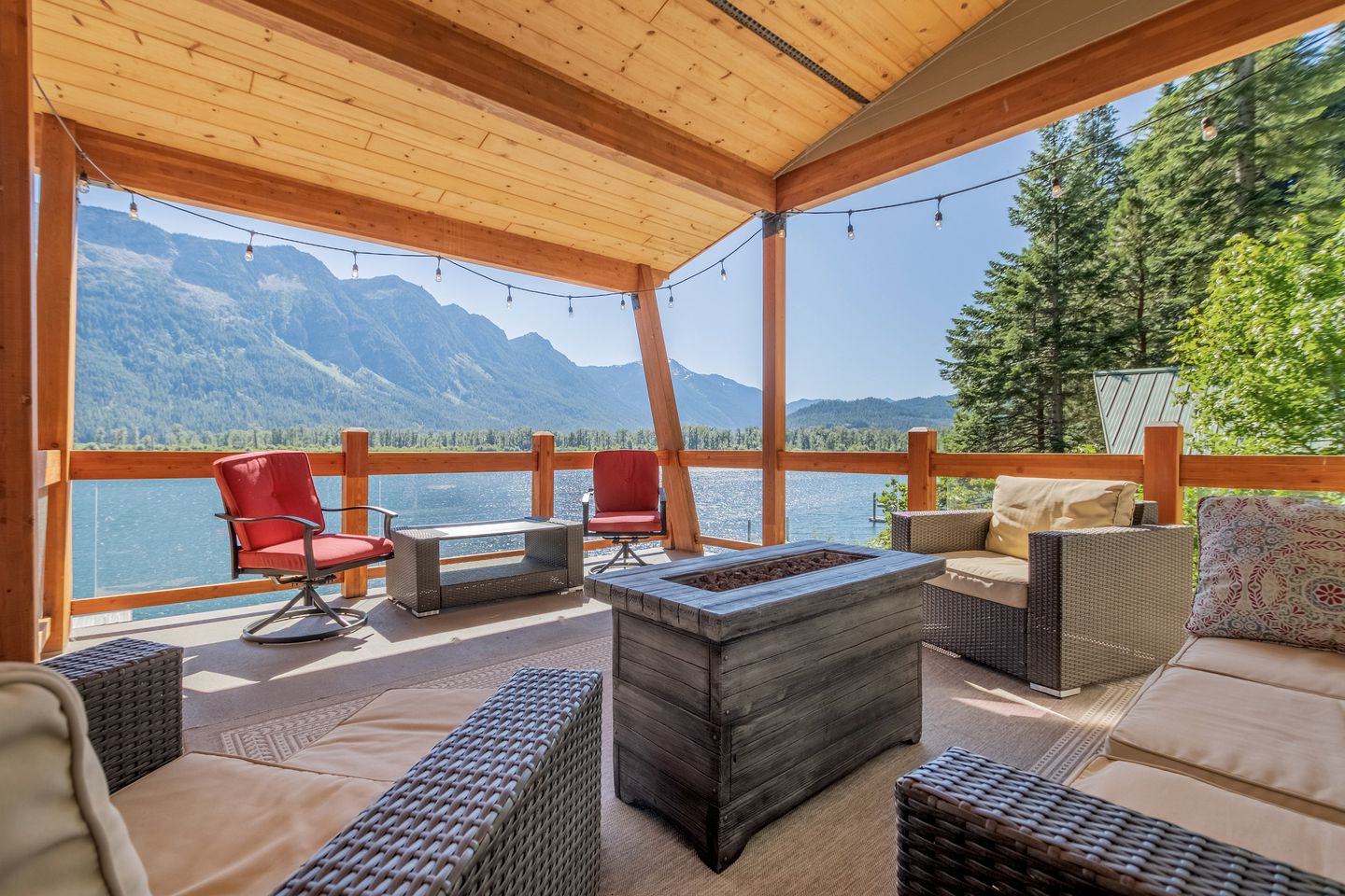 Lakefront Luxury for You and Your Pet: Enjoy Nason Ridge Mountain Views in Style