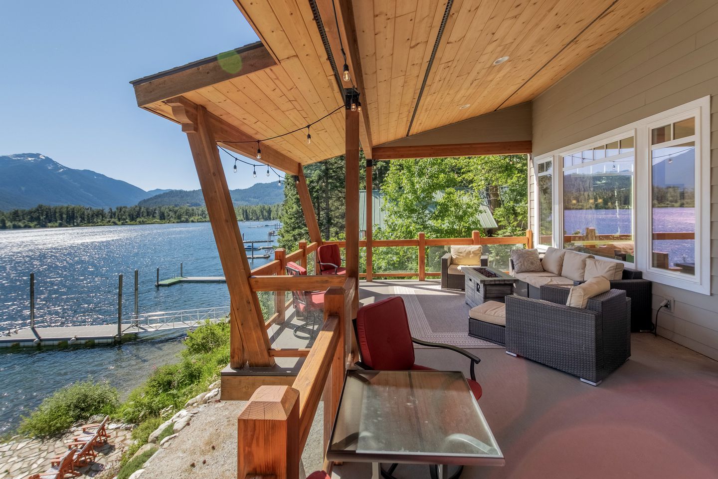 Lakefront Luxury for You and Your Pet: Enjoy Nason Ridge Mountain Views in Style