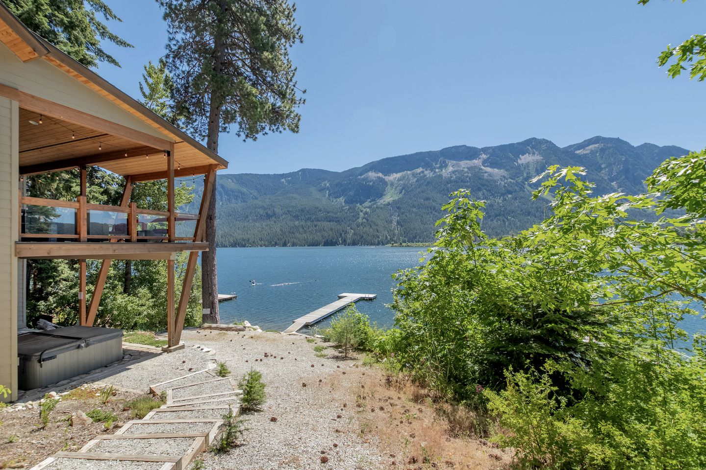 Lakefront Luxury for You and Your Pet: Enjoy Nason Ridge Mountain Views in Style