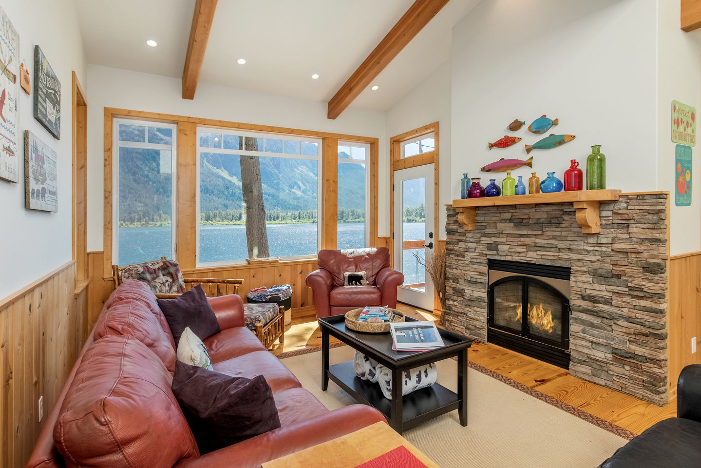 Lakefront Luxury for You and Your Pet: Enjoy Nason Ridge Mountain Views in Style