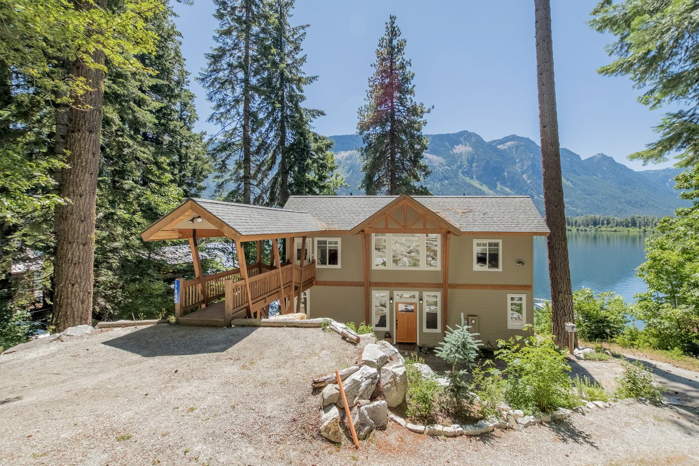 Lakefront Luxury for You and Your Pet: Enjoy Nason Ridge Mountain Views in Style