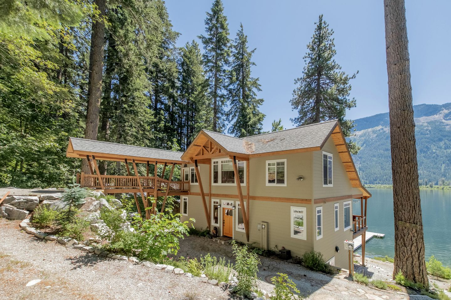 Lakefront Luxury for You and Your Pet: Enjoy Nason Ridge Mountain Views in Style