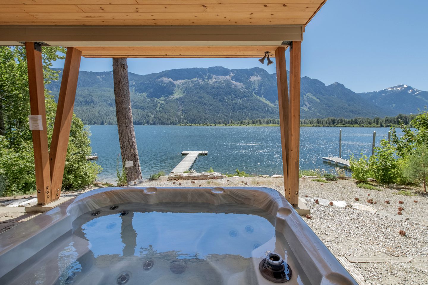 Lakefront Luxury for You and Your Pet: Enjoy Nason Ridge Mountain Views in Style