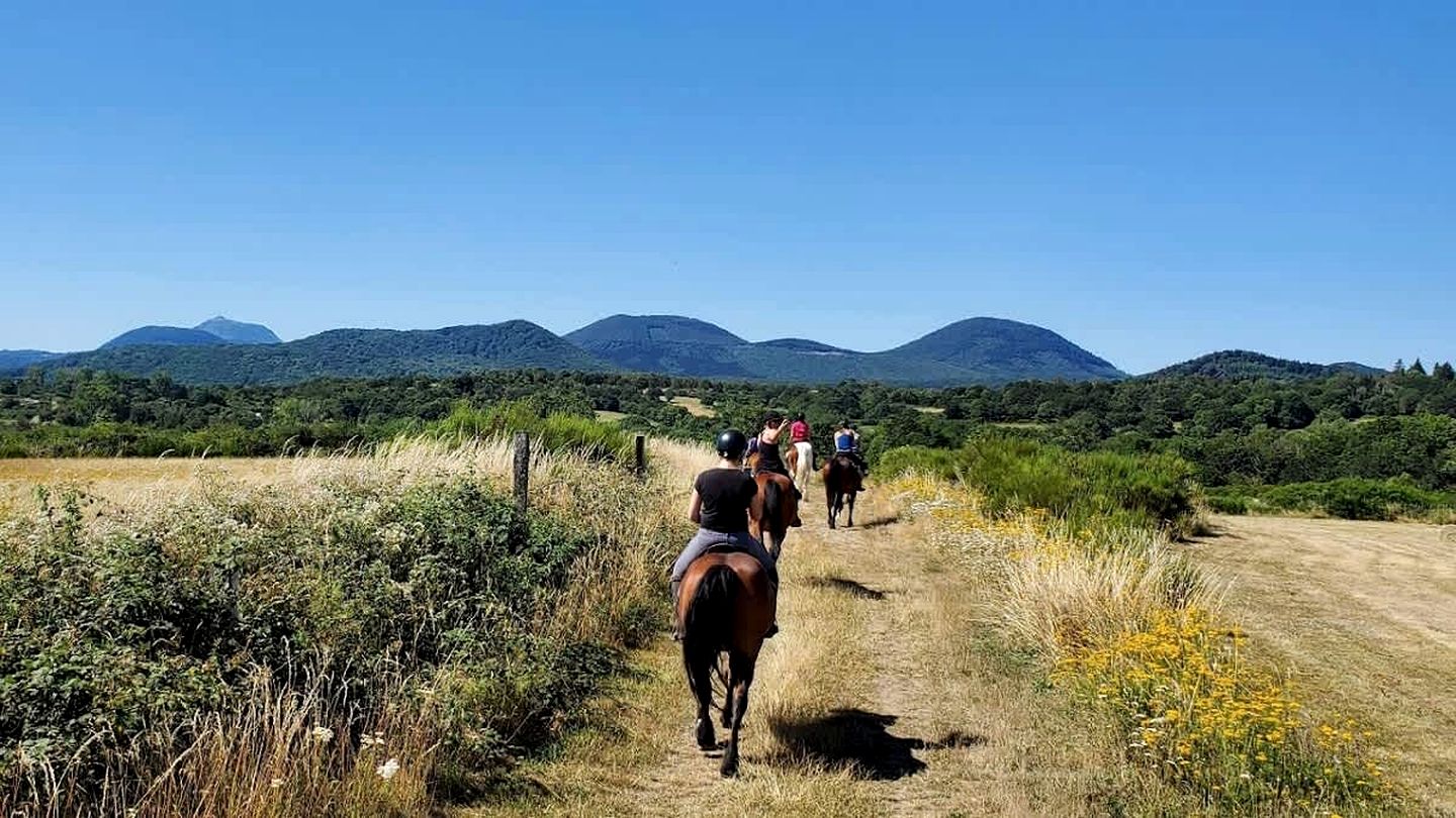 Secluded Sustainable Tiny Home with Horseback Access Near Chaîne des Puys | Châtel-Guyon, France