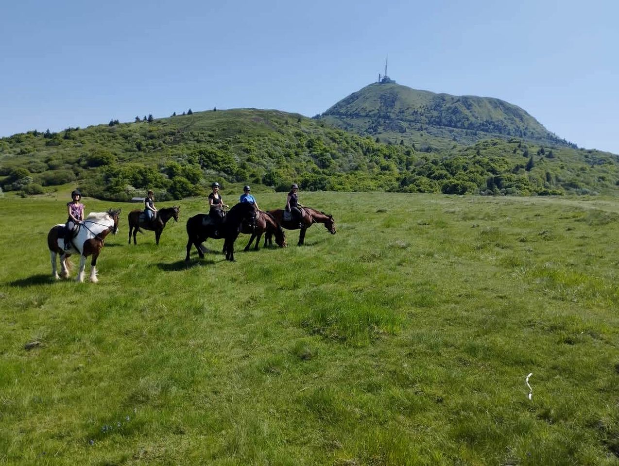 Secluded Sustainable Tiny Home with Horseback Access Near Chaîne des Puys | Châtel-Guyon, France