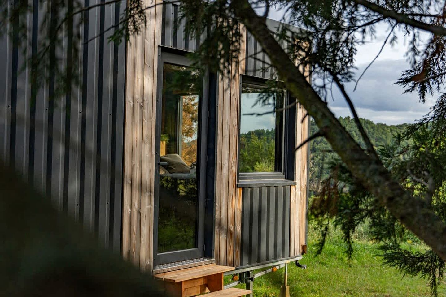 Secluded Sustainable Tiny Home with Horseback Access Near Chaîne des Puys | Châtel-Guyon, France