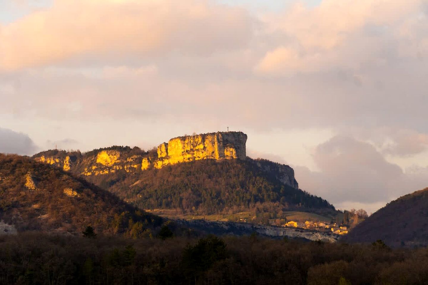 Serene Off-Grid Nature Tiny Home with Deer-Rut Views Near the Vercors | Gigors-et-Lozeron, France
