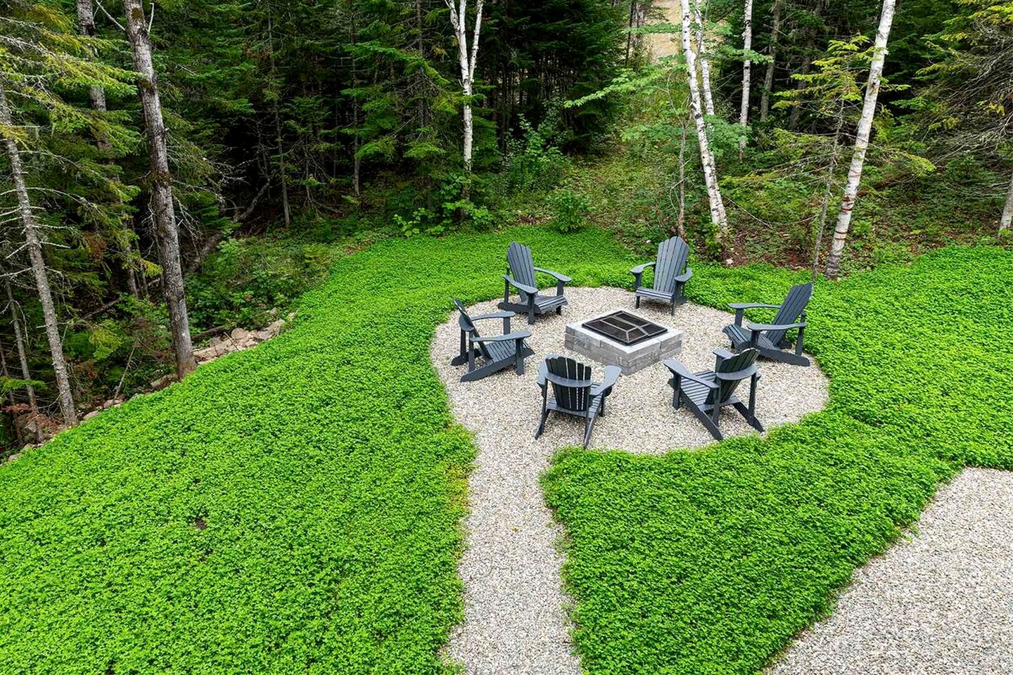 Incredible Modern Cottage with Fire Pit, Hot-tub and Foosball in Charlevoix, Michigan