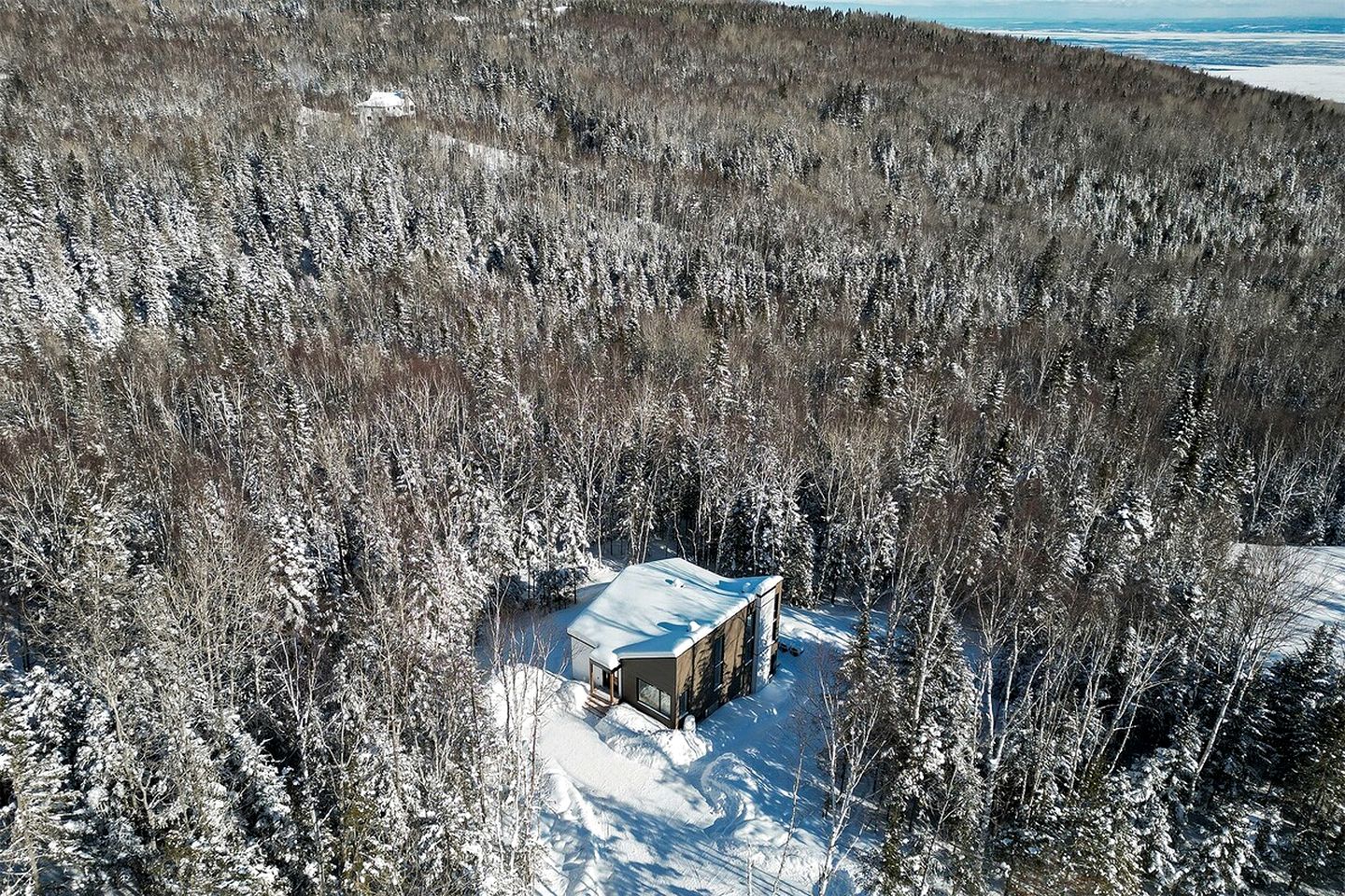 Incredible Modern Cottage with Fire Pit, Hot-tub and Foosball in Charlevoix, Michigan
