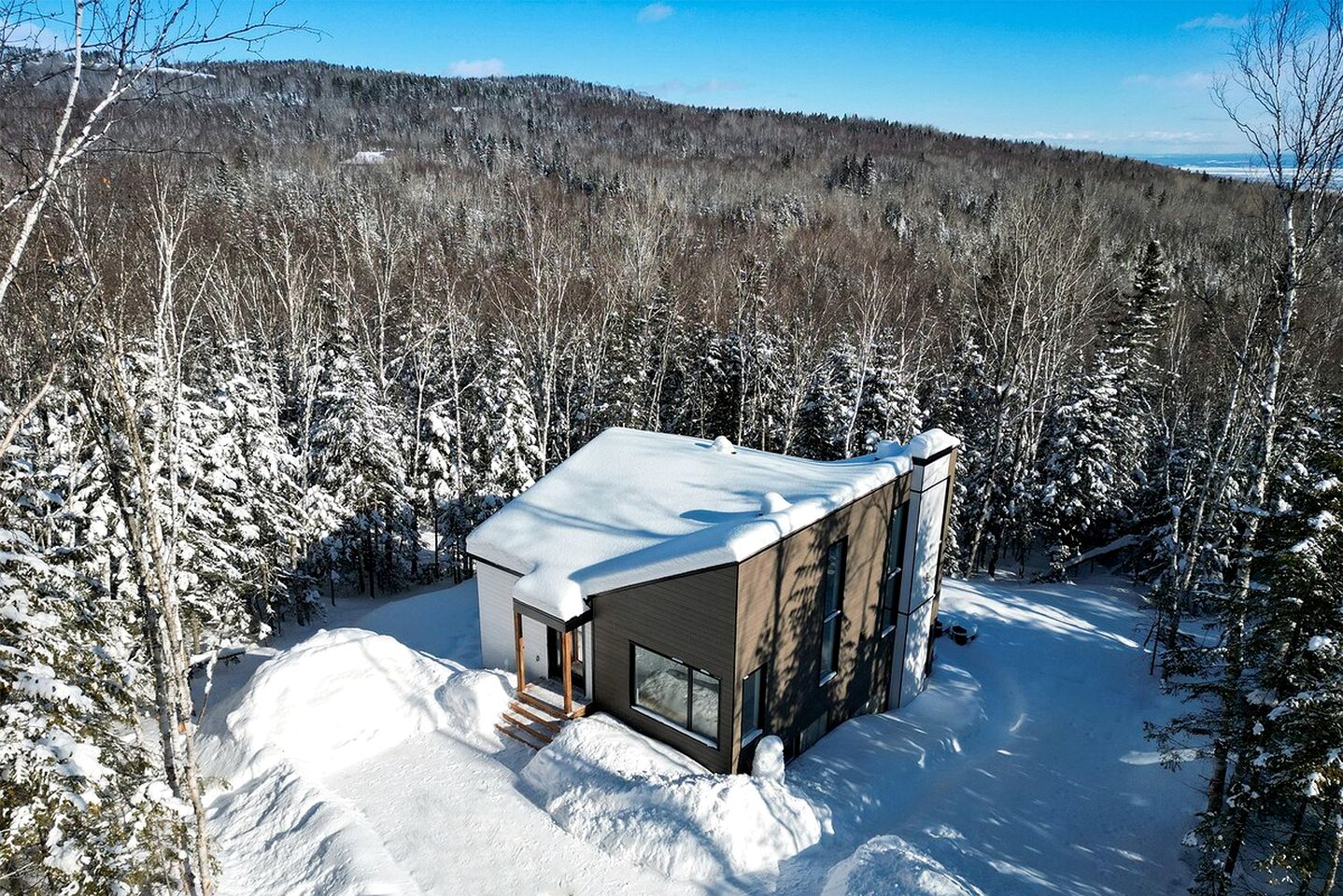 Incredible Modern Cottage with Fire Pit, Hot-tub and Foosball in Charlevoix, Michigan