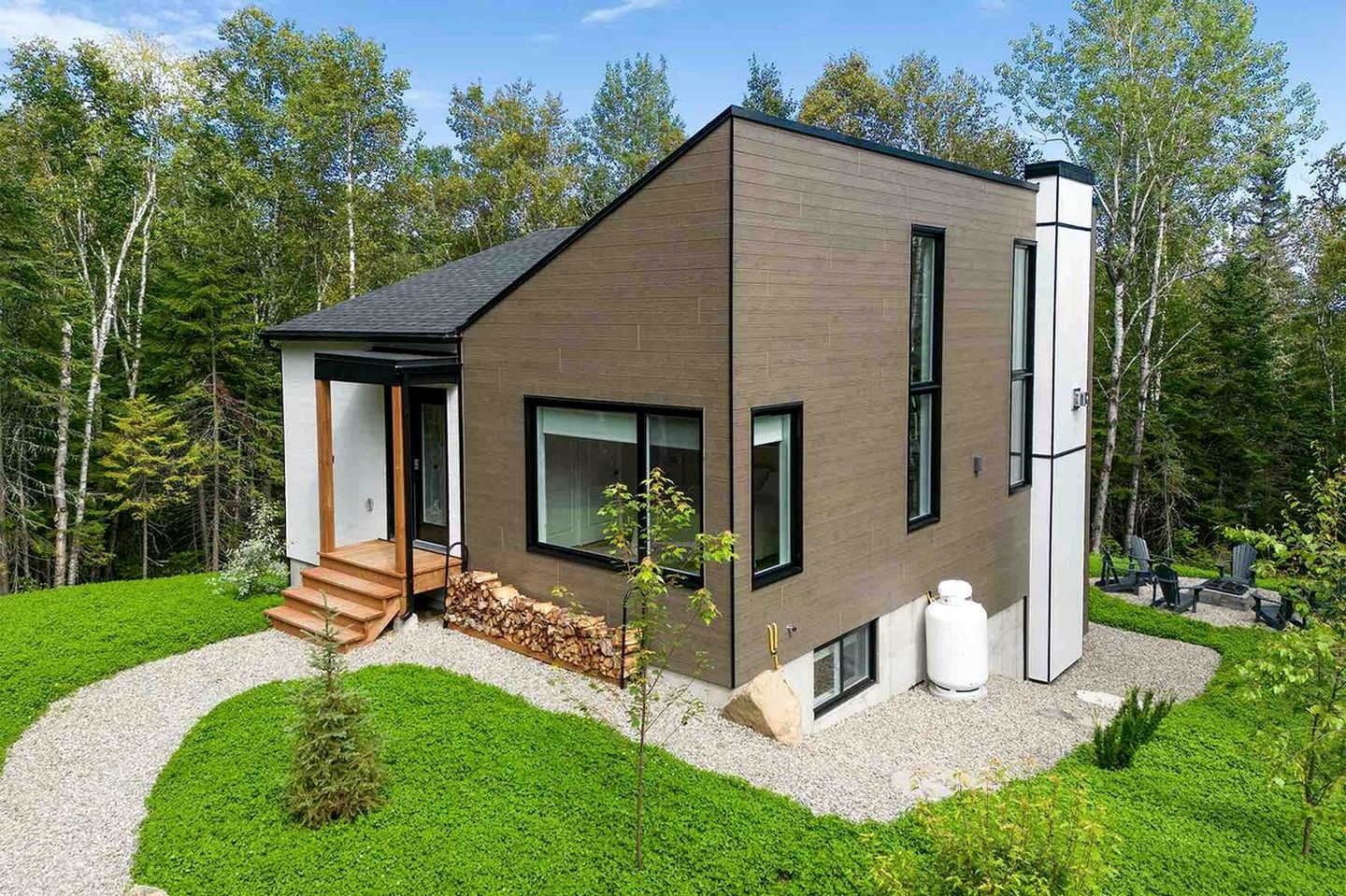 Incredible Modern Cottage with Fire Pit, Hot-tub and Foosball in Charlevoix, Michigan