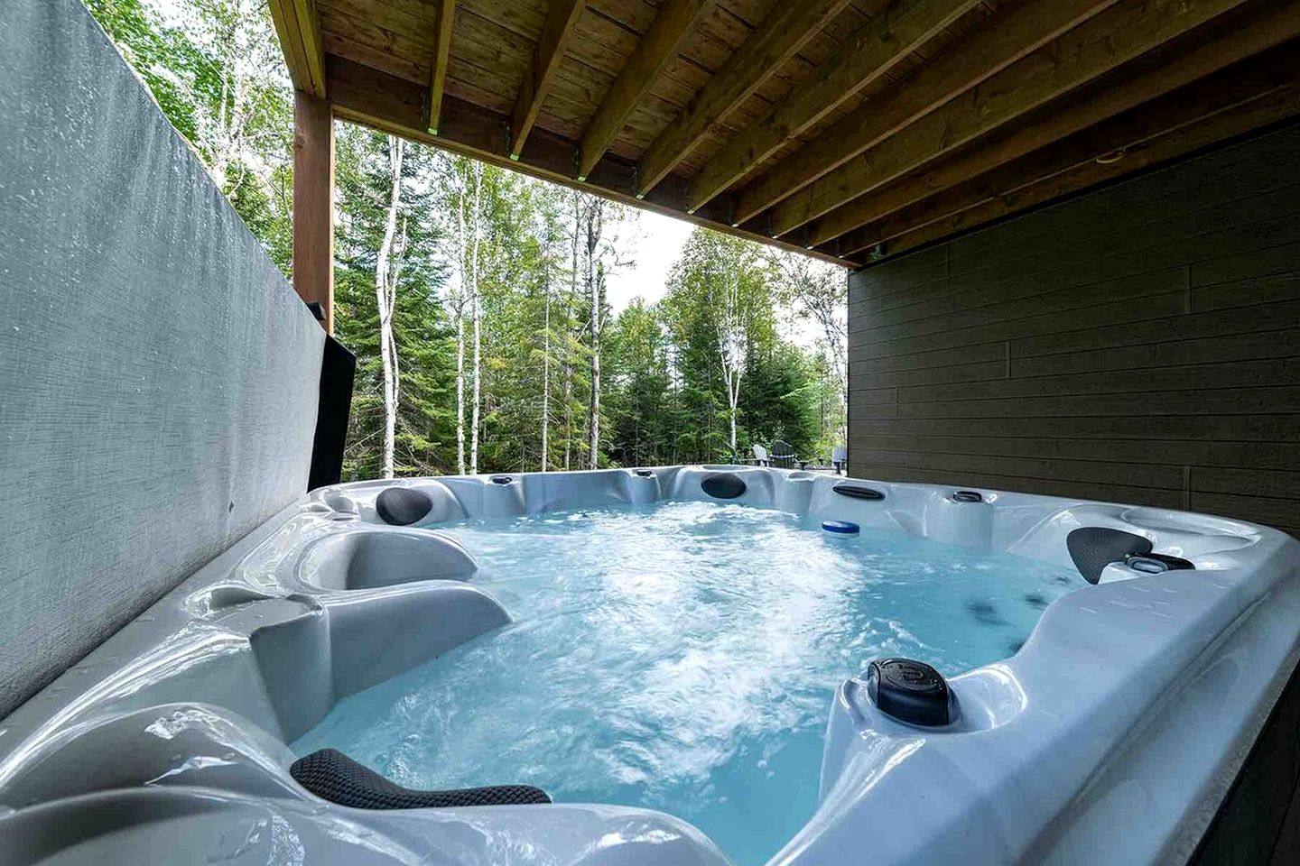 Incredible Modern Cottage with Fire Pit, Hot-tub and Foosball in Charlevoix, Michigan