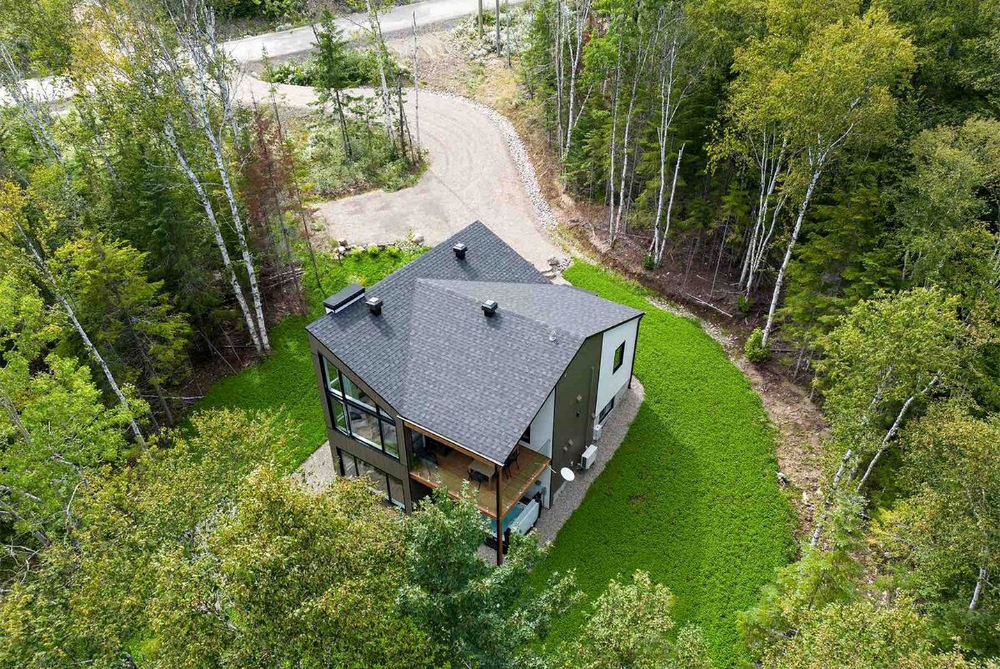 Incredible Modern Cottage with Fire Pit, Hot-tub and Foosball in Charlevoix, Michigan