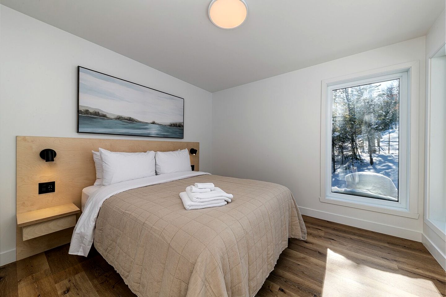 Incredible Modern Cottage with Fire Pit, Hot-tub and Foosball in Charlevoix, Michigan