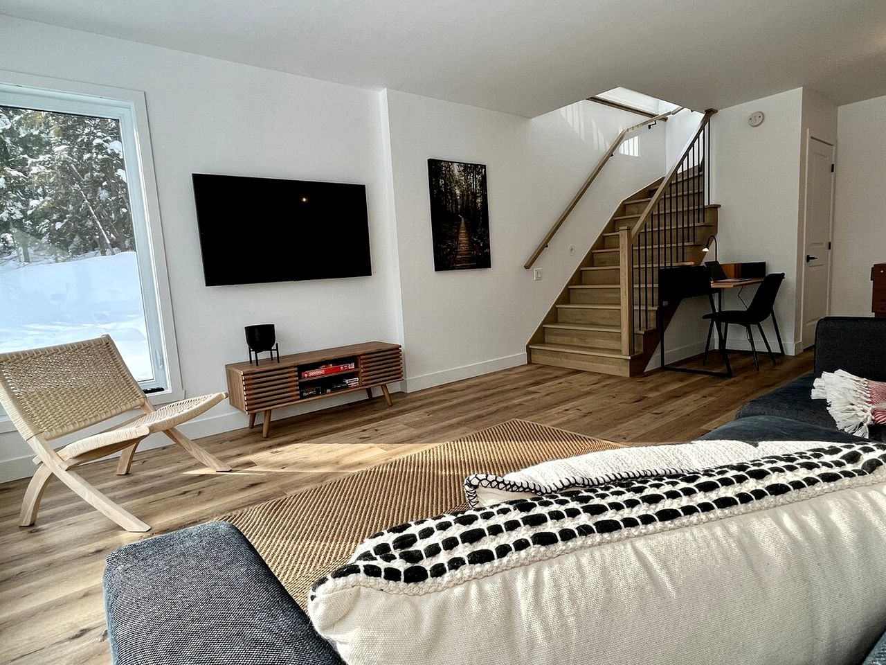 Incredible Modern Cottage with Fire Pit, Hot-tub and Foosball in Charlevoix, Michigan