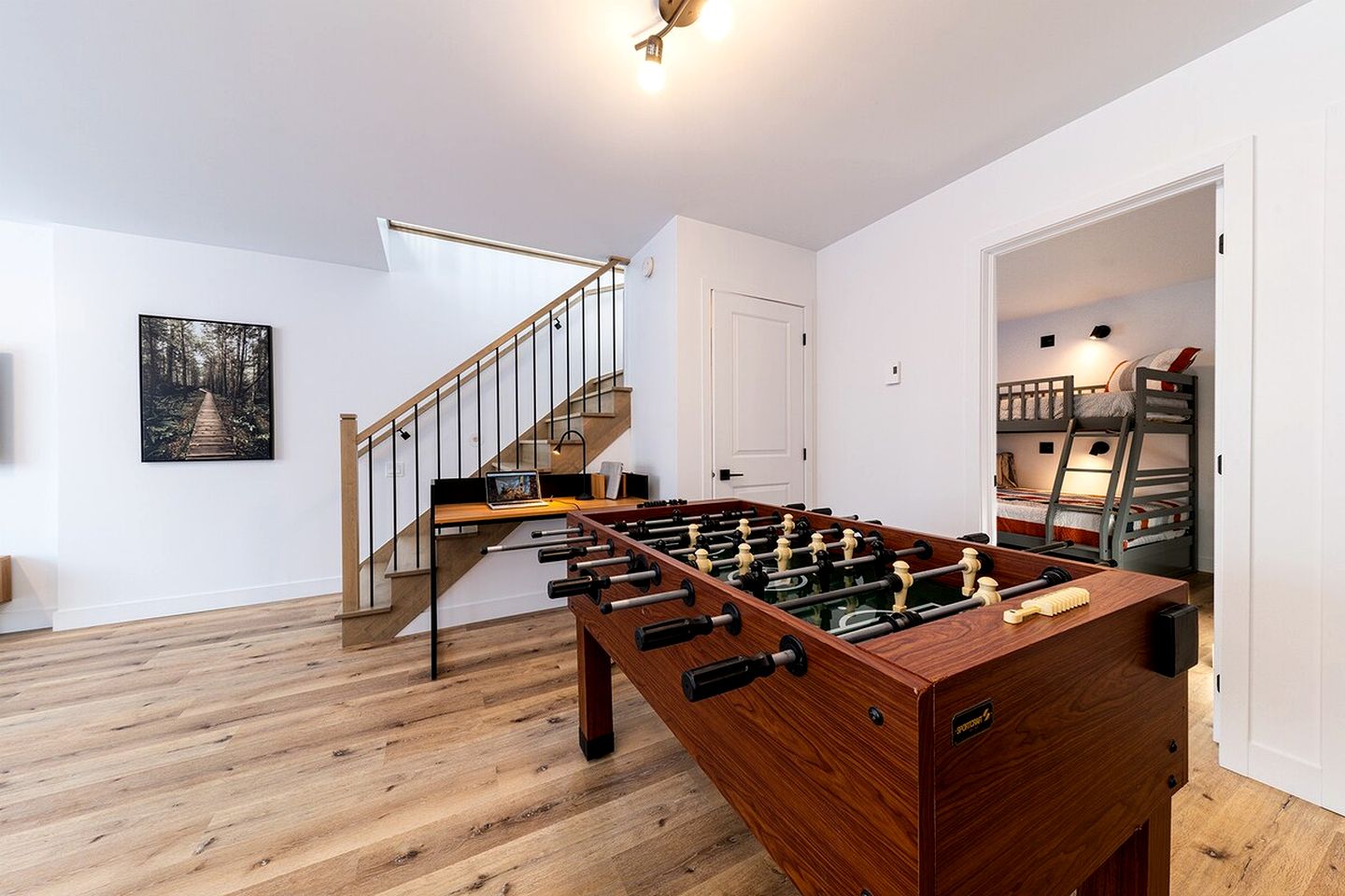 Incredible Modern Cottage with Fire Pit, Hot-tub and Foosball in Charlevoix, Michigan