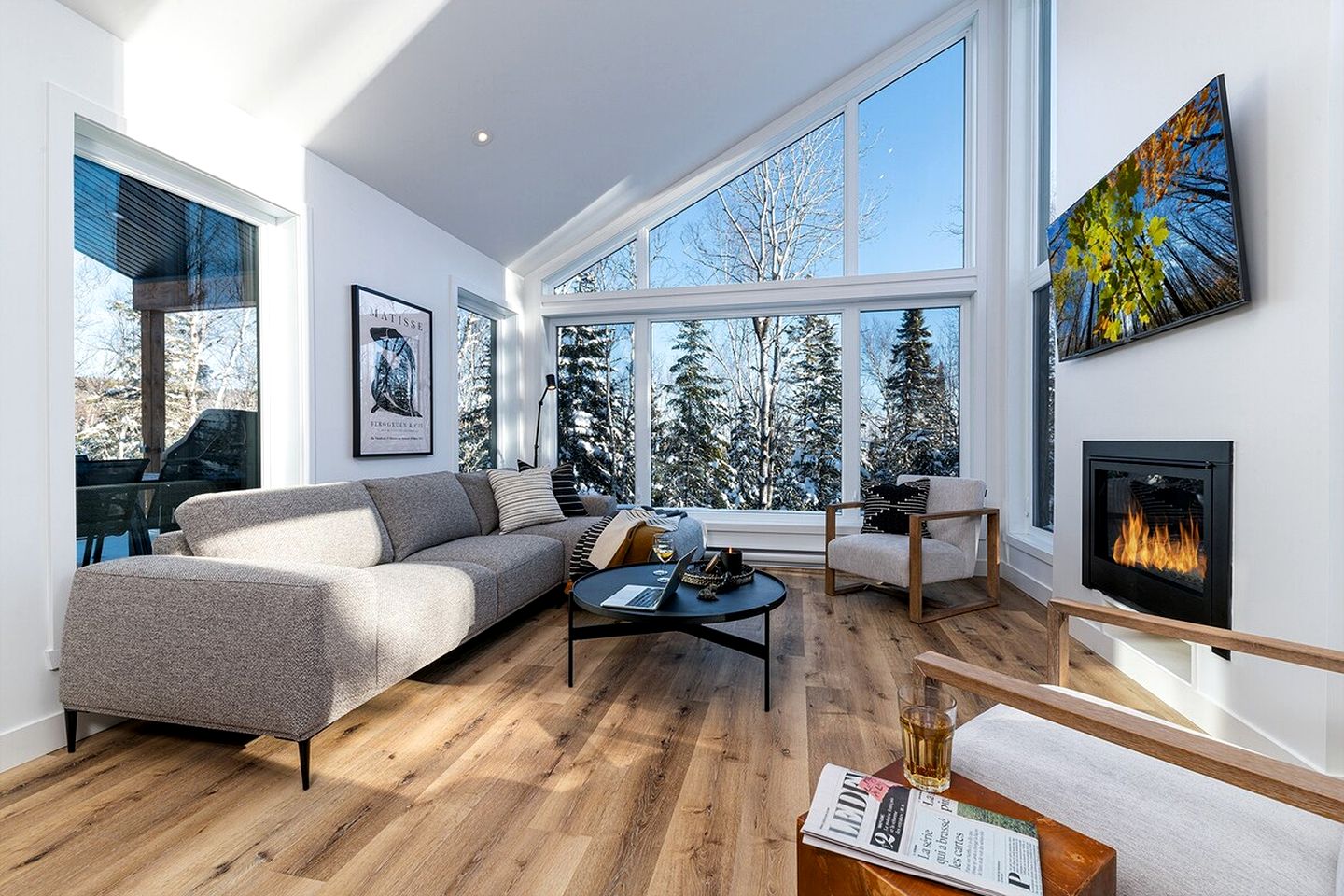 Incredible Modern Cottage with Fire Pit, Hot-tub and Foosball in Charlevoix, Michigan