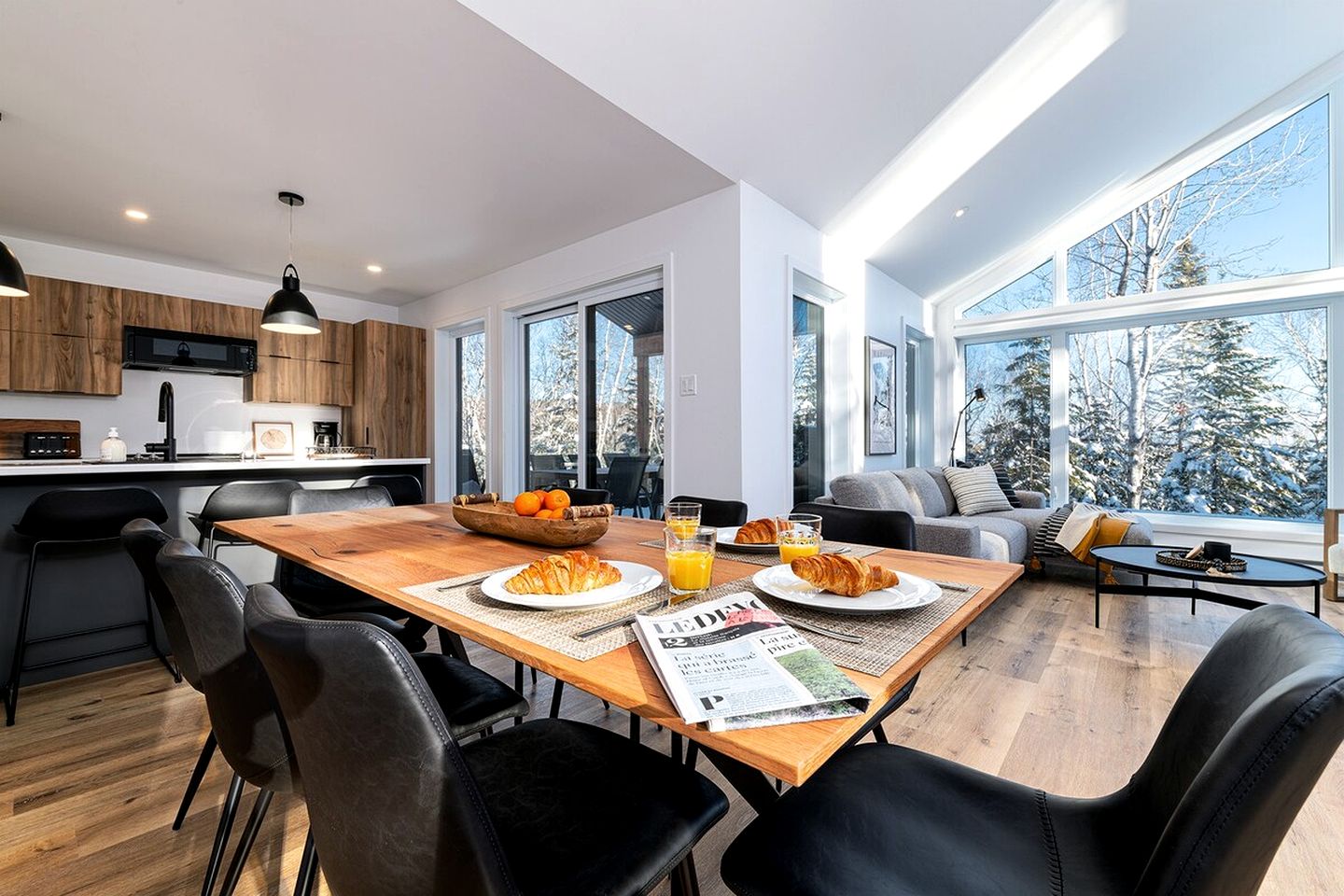 Incredible Modern Cottage with Fire Pit, Hot-tub and Foosball in Charlevoix, Michigan