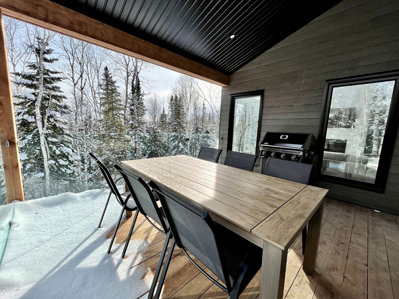 Incredible Modern Cottage with Fire Pit, Hot-tub and Foosball in Charlevoix, Michigan