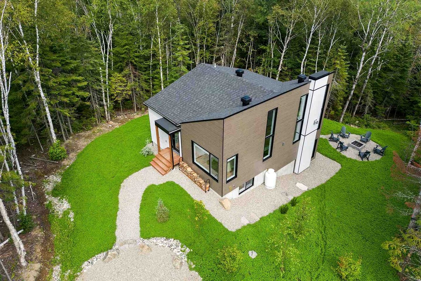 Incredible Modern Cottage with Fire Pit, Hot-tub and Foosball in Charlevoix, Michigan