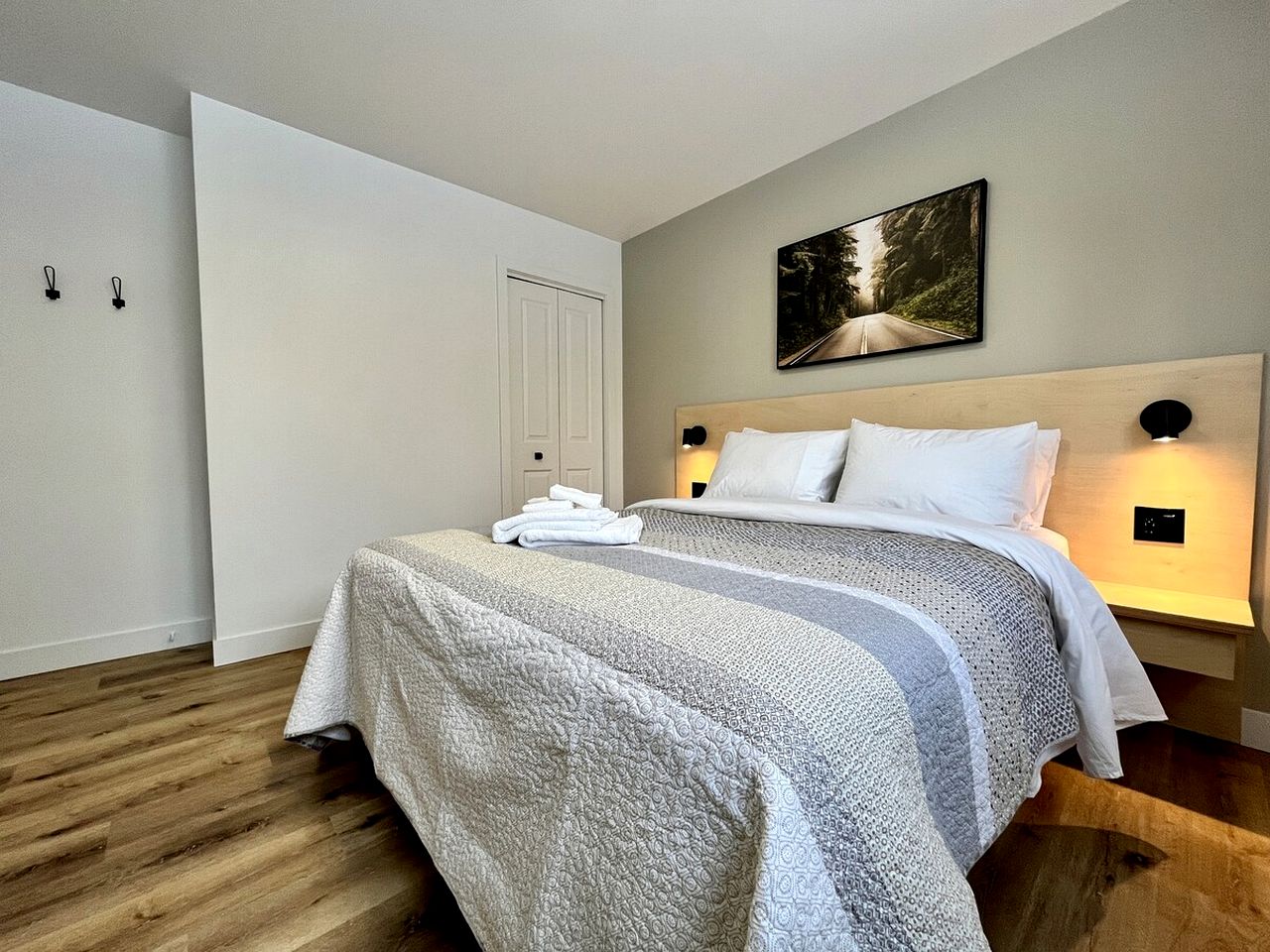 Incredible Modern Cottage with Fire Pit, Hot-tub and Foosball in Charlevoix, Michigan