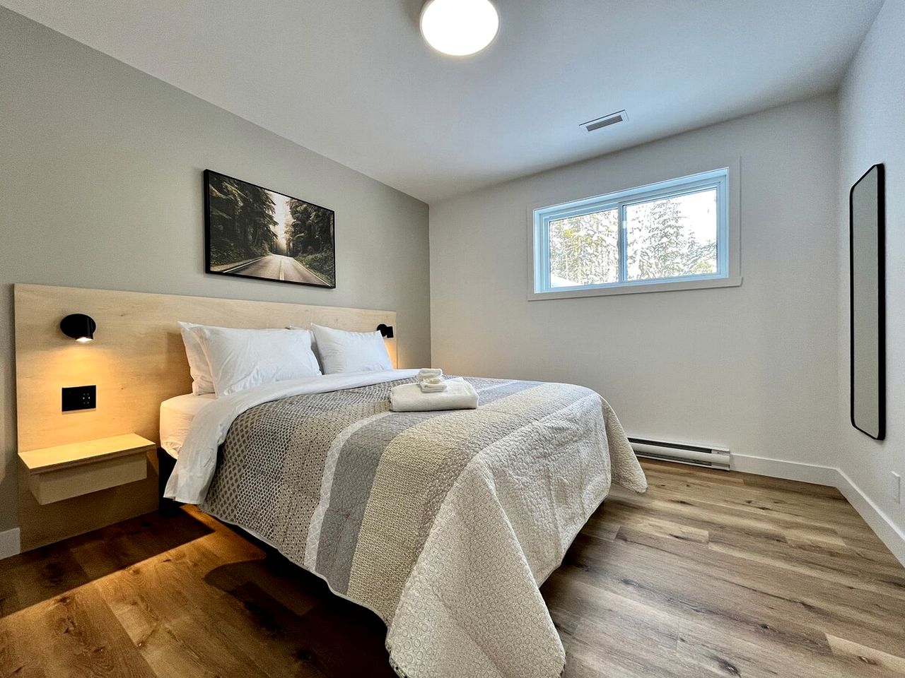 Incredible Modern Cottage with Fire Pit, Hot-tub and Foosball in Charlevoix, Michigan