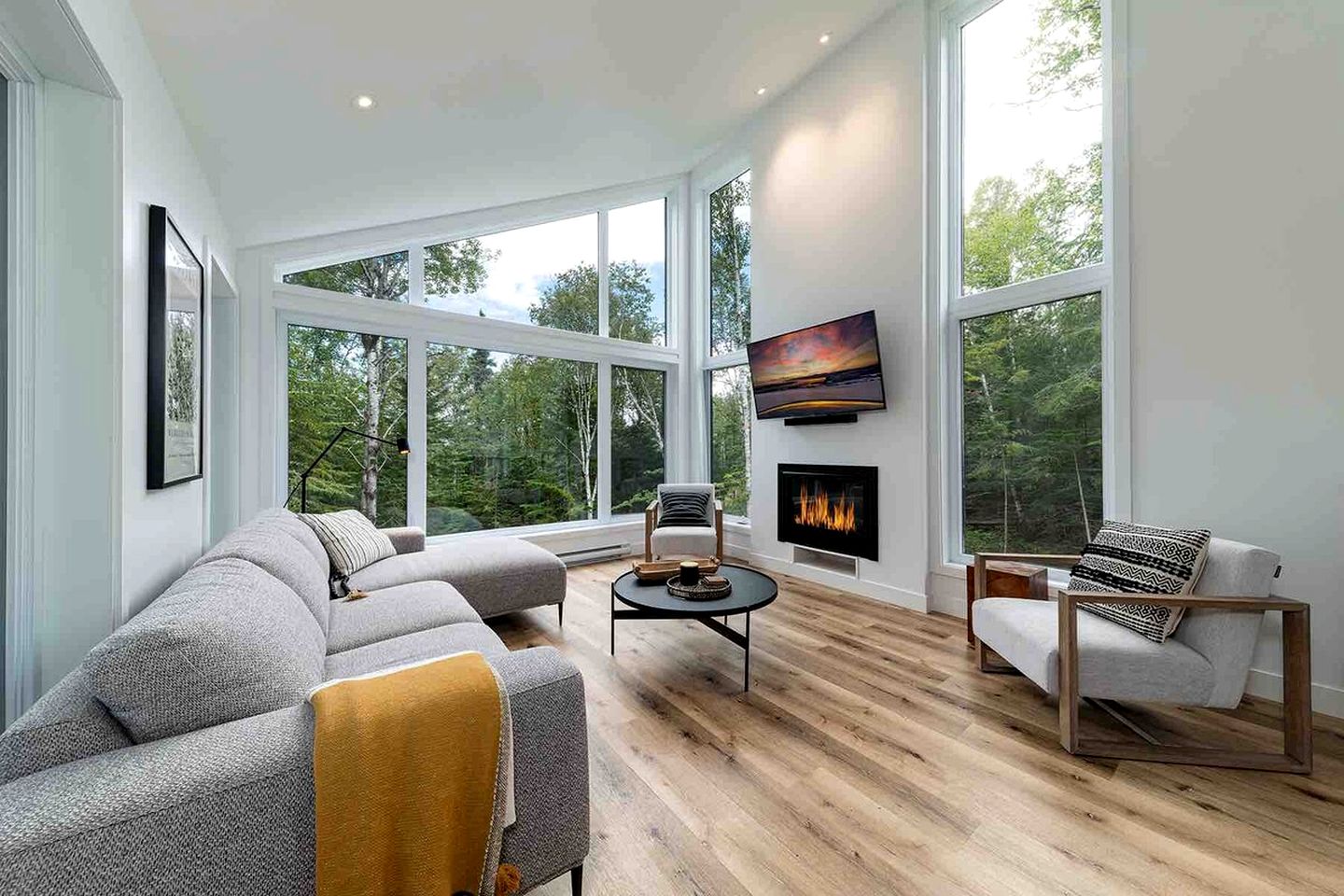 Incredible Modern Cottage with Fire Pit, Hot-tub and Foosball in Charlevoix, Michigan