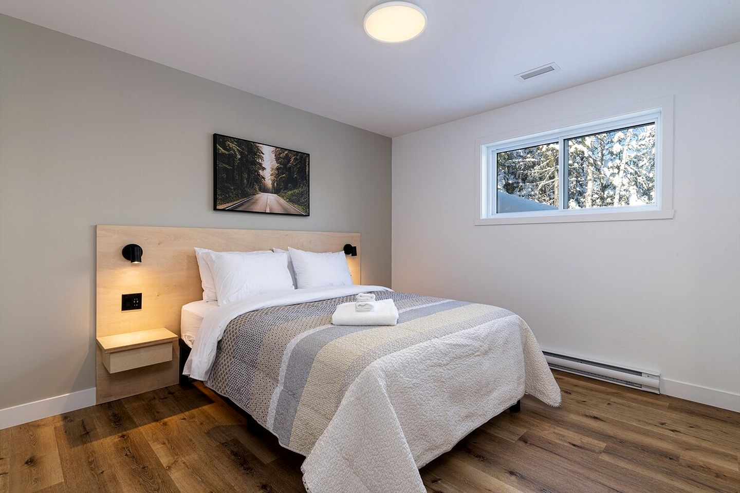 Incredible Modern Cottage with Fire Pit, Hot-tub and Foosball in Charlevoix, Michigan