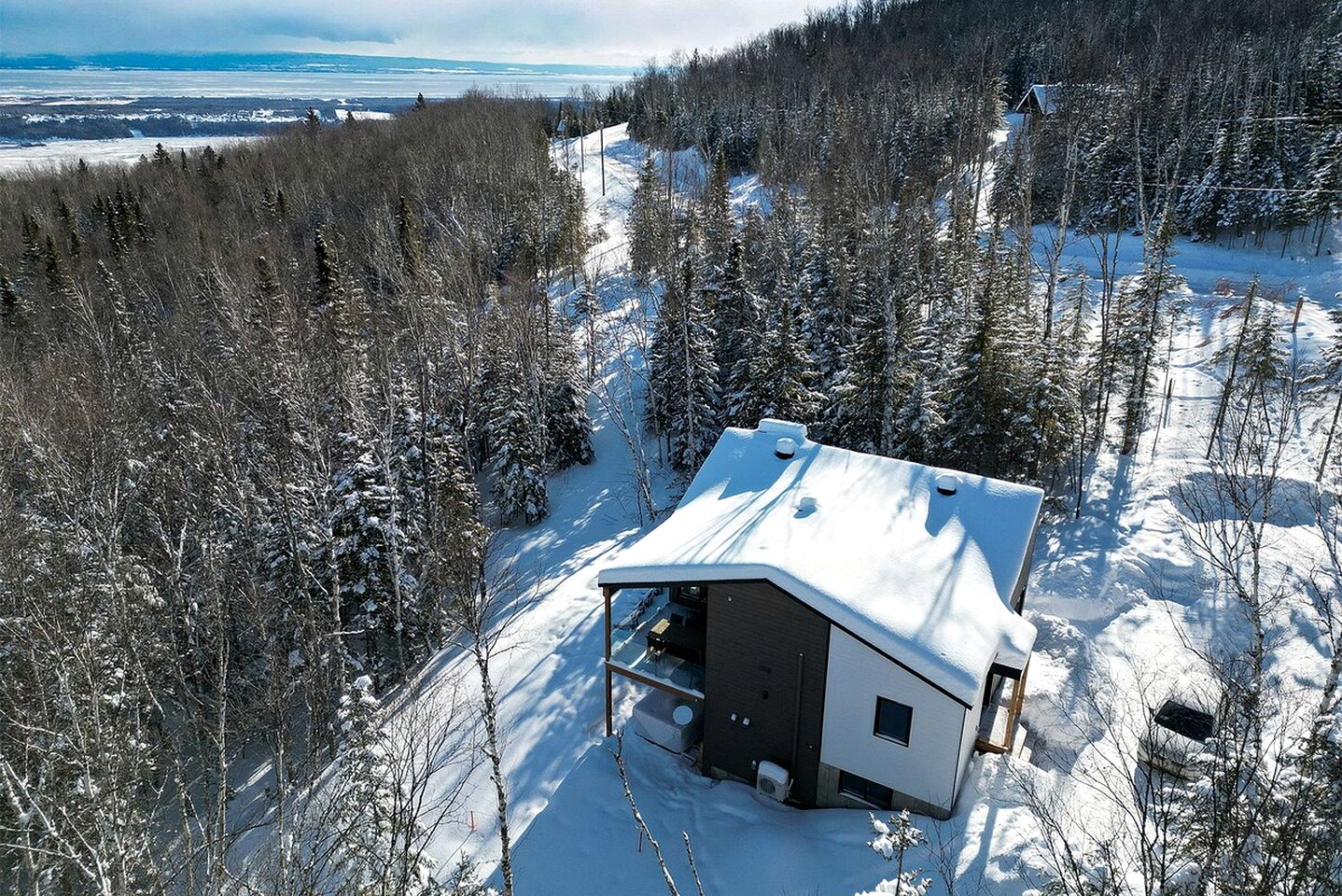 Incredible Modern Cottage with Fire Pit, Hot-tub and Foosball in Charlevoix, Michigan