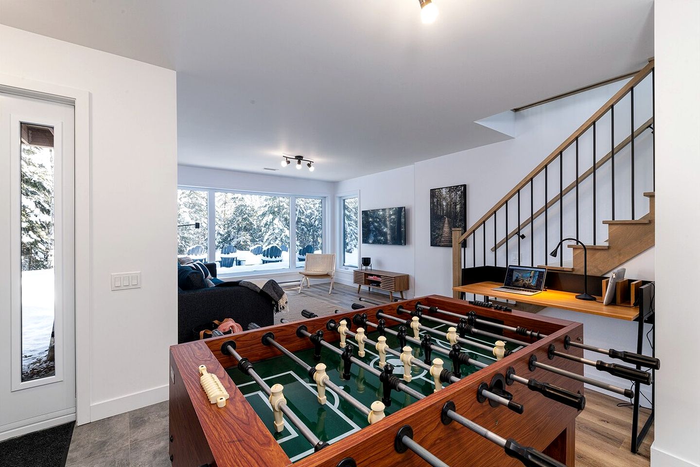 Incredible Modern Cottage with Fire Pit, Hot-tub and Foosball in Charlevoix, Michigan