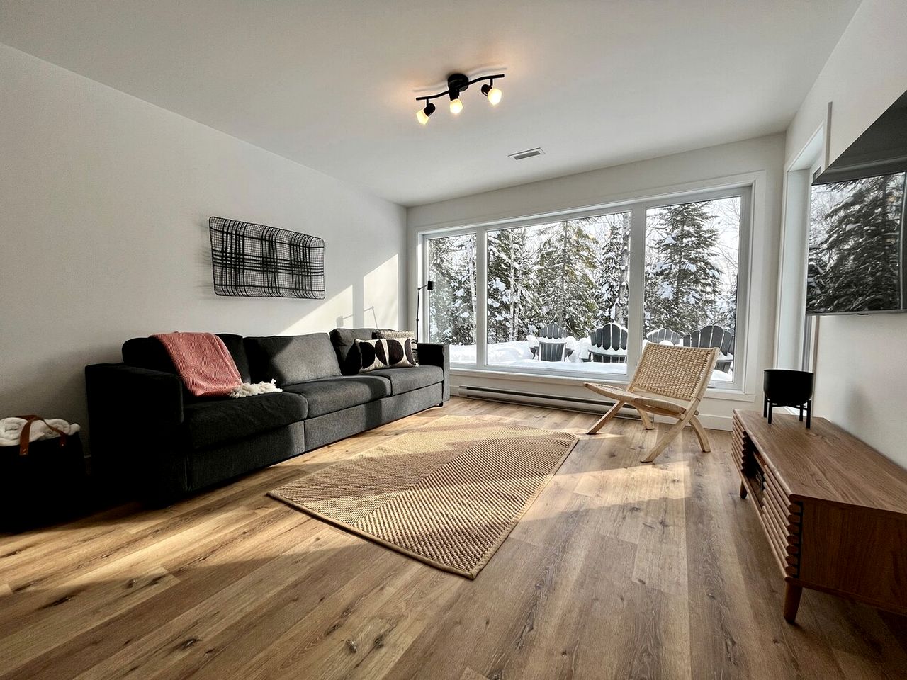 Incredible Modern Cottage with Fire Pit, Hot-tub and Foosball in Charlevoix, Michigan