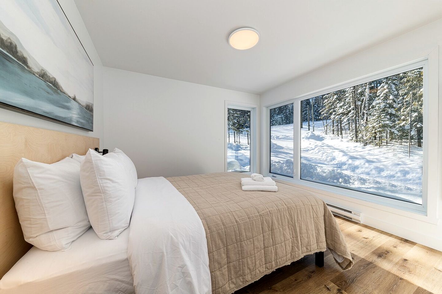 Incredible Modern Cottage with Fire Pit, Hot-tub and Foosball in Charlevoix, Michigan